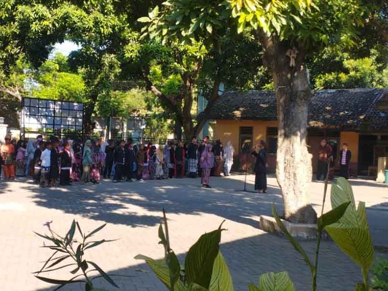 SDN 1 Lamongan Gelar Upacara Peringatan Hari Pendidikan Nasional 2025